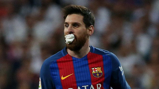Hình ảnh Messi ngậm khăn cầm máu thi đấu trên sân gây sốt