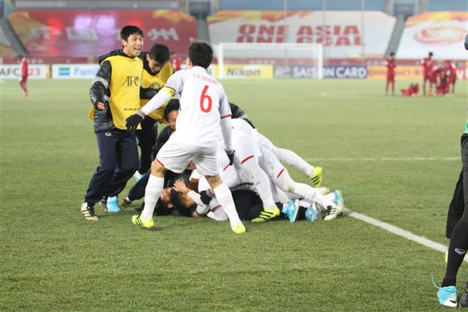 HLV Park Hang Seo cảm ơn Đức Huy và Hồng Duy sau khi thắng Qatar, lọt vào Chung kết