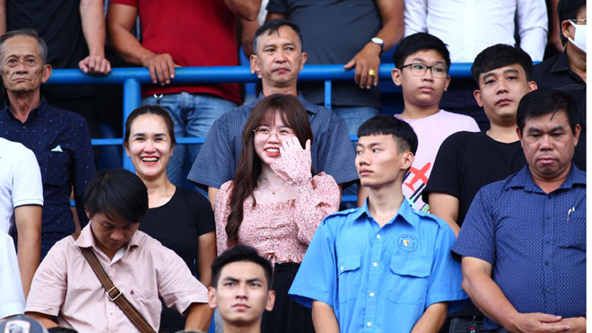 Huỳnh Anh đến sân cổ vũ Quang Hải, đăng status tình cảm gây sốt