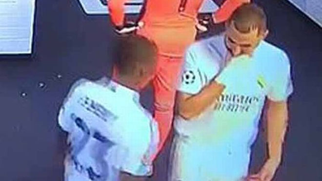Benzema bị phát hiện nói với đồng đội không chuyền bóng cho Vinicius 
