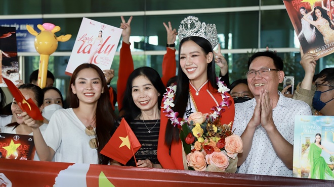 Miss Intercontinental 2022 Bảo Ngọc về nước, được Hoa hậu Mai Phương và siêu mẫu Minh Triệu ra đón