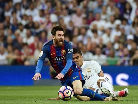 Casemiro phạm lỗi nguy hiểm với Messi ở phút 12