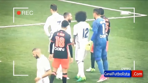 Alves bị Marcelo ngăn cản tiếp cận Ronaldo