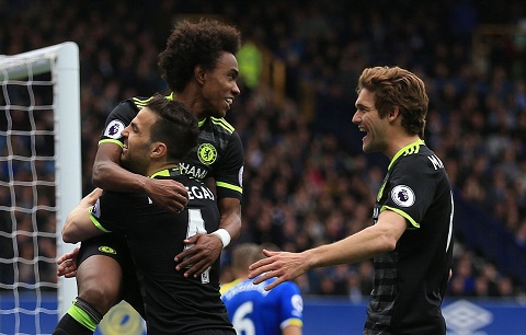 Willian ăn mừng bàn thắng cùng Fabregas và Alonso