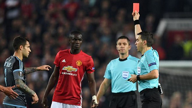 Eric Bailly nhận thẻ đỏ do lỗi 'không đáng có', đẩy Man United vào thế khó ở chung kết Europa League