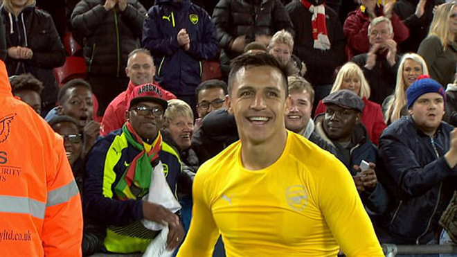 Alexis Sanchez tiết lộ vì sao anh không thể... ngừng cười