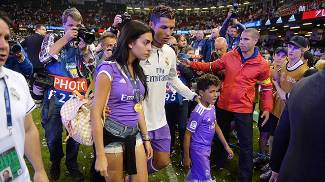 Ronaldo tận hưởng chức vô địch cùng con trai và cô bồ trẻ Georgina Rodriguez