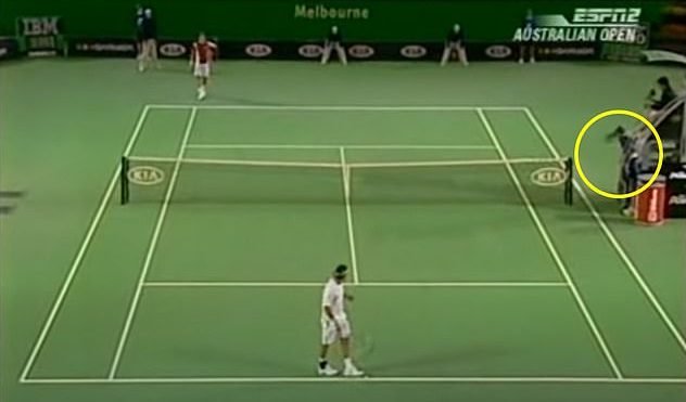 Fan Djokovic kèn cựa vì Federer từng làm điều tương tự nhưng vô sự
