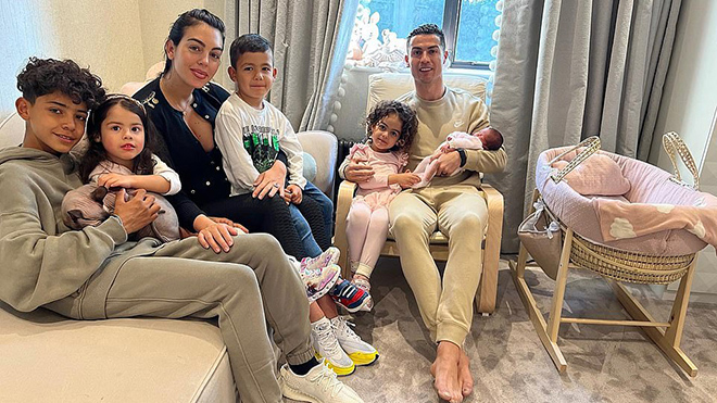 Ronaldo trở về nhà với con gái mới sinh