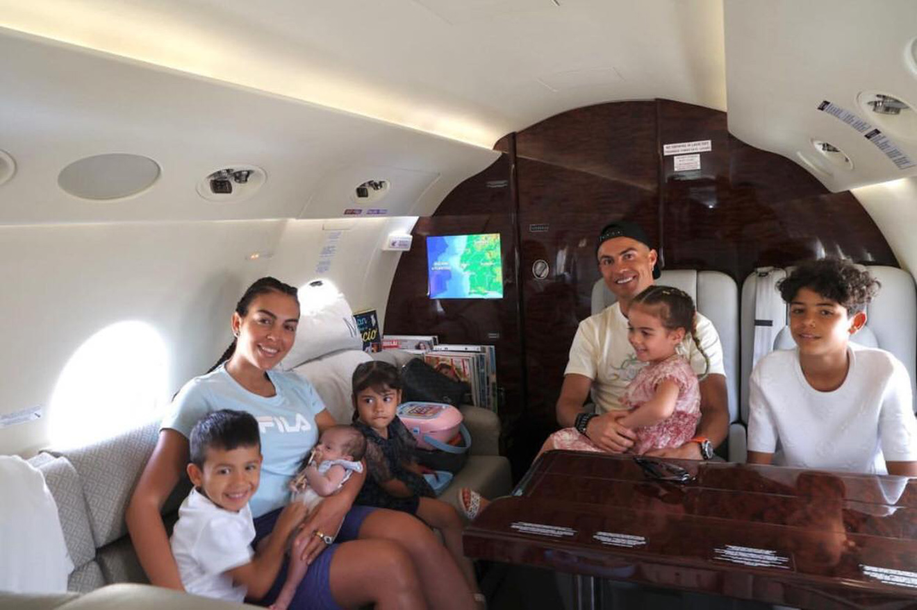 Ronaldo, Ronaldo và gia đình, Ronaldo và con gái mới sinh, Ronaldo nghỉ hè, Georgina Rodriguez, Ronaldo và bạn gái, bạn gái Ronaldo, con gái Ronaldo, MU, Man United