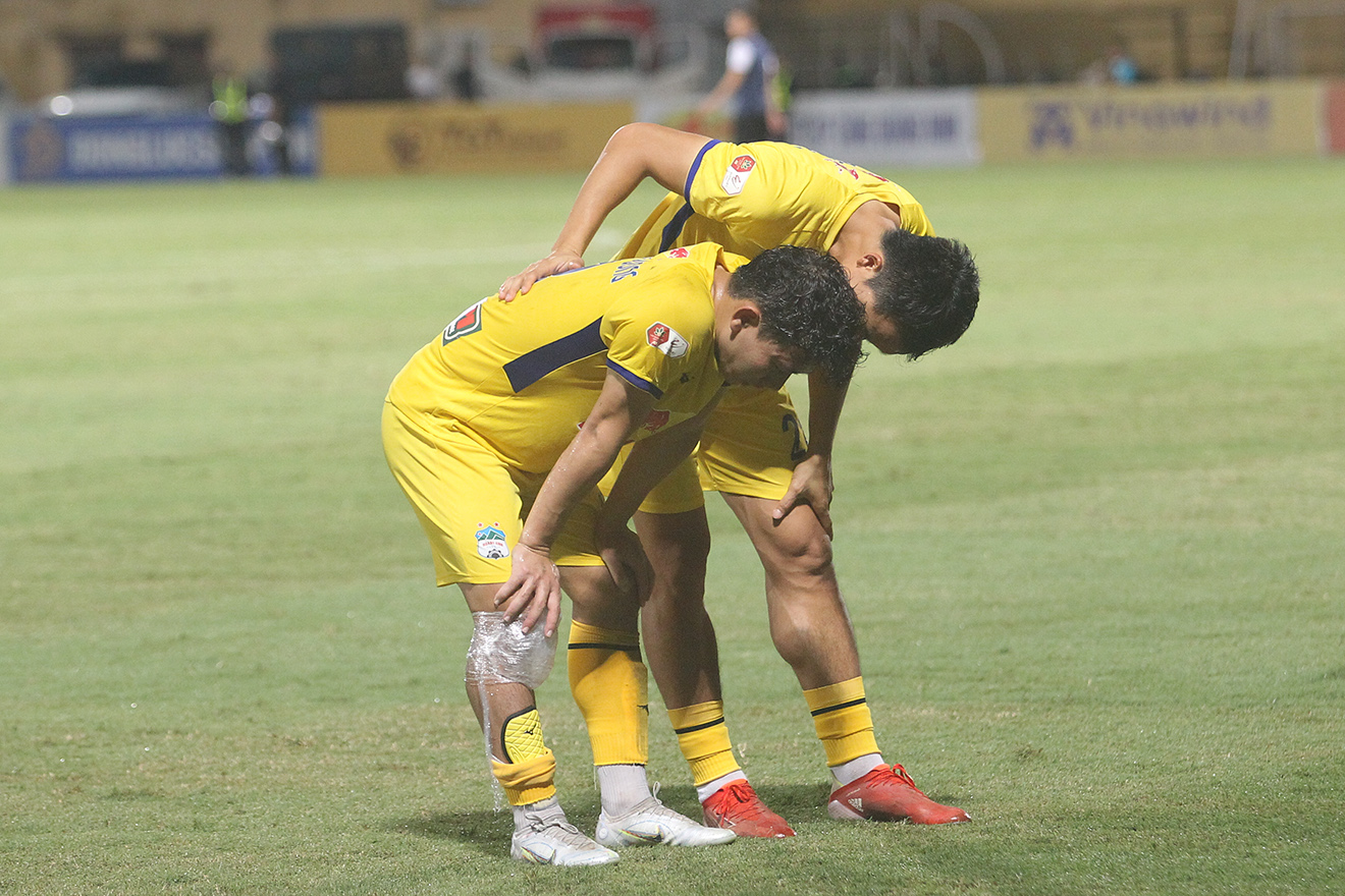 Hà Nội 2-1 HAGL, HLV Kiatisuk, kết quả bóng đá Hà Nội 2-1 HAGL, sân Hàng Đẫy, sân Pleiku Hà Nội FC, bxh V-League, kết quả bóng đá V-League, lịch thi đấu vòng 13 V-League