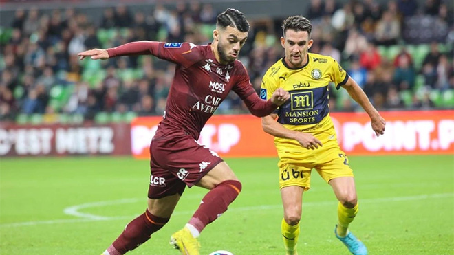 Metz 1-0 Pau FC: Đội trưởng mắc sai lầm như Maguire, đội Quang Hải đứt mạch bất bại