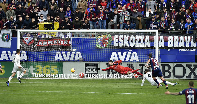Eibar 3-0 Real Madrid: Mạch chiến thắng của Solari bị cắt đứt bởi trận thua ê chề