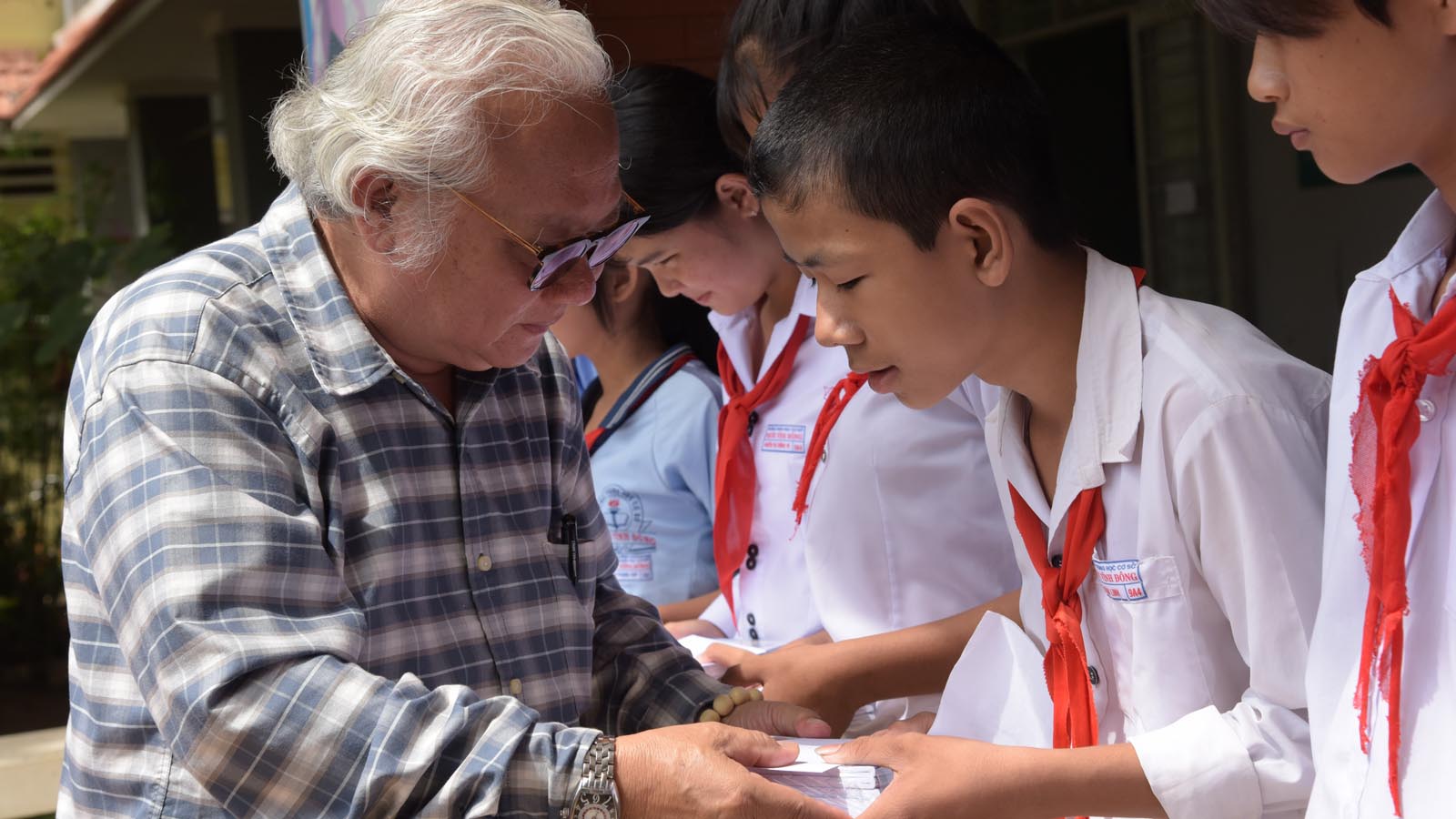 Sách ảnh ký sự ngoại giao ‘Vị thế Việt Nam’ được chuyển thành học bổng