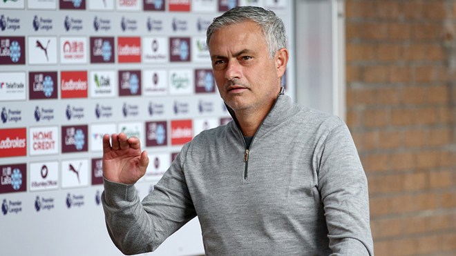 Mourinho: 'Bạn có biết M.U sẽ tốn bao nhiêu nếu sa thải tôi không?'