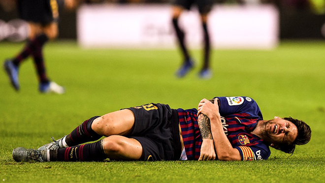 Messi gãy tay, chấn thương nặng, vắng mặt trận Kinh điển với Real và Inter Milan