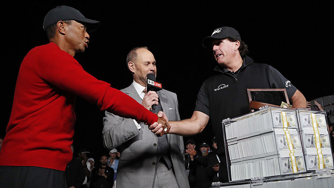 Tiger Woods bất ngờ thất bại trước Phil Mickelson trong trận golf 9 triệu USD
