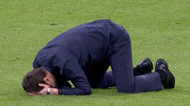  Mauricio Pochettino khóc nức nở, quỳ gối sau màn ngược dòng trước Ajax