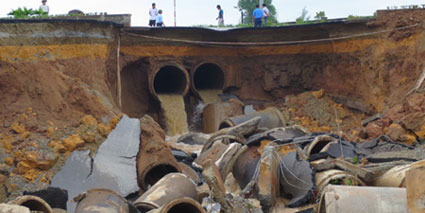 Hố tử thần nhìn từ công trình Sông Đà Thăng Long (Ảnh: VietnamPlus)