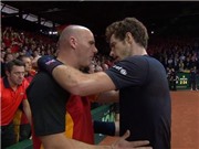 Andy Murray gây sốt khi động viên đối thủ thay vì ăn mừng chiến thắng