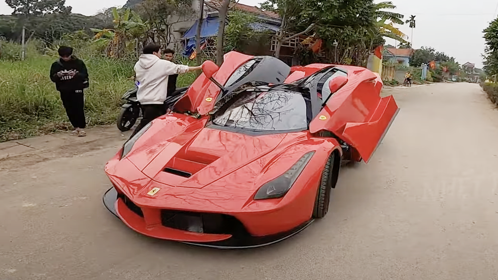 Nhóm bạn trẻ Quảng Ninh mô phỏng Ferrari LaFerrari triệu đô đón Tết: Tốn 250 ngày, làm cửa cánh chim như thật - Ảnh 1.