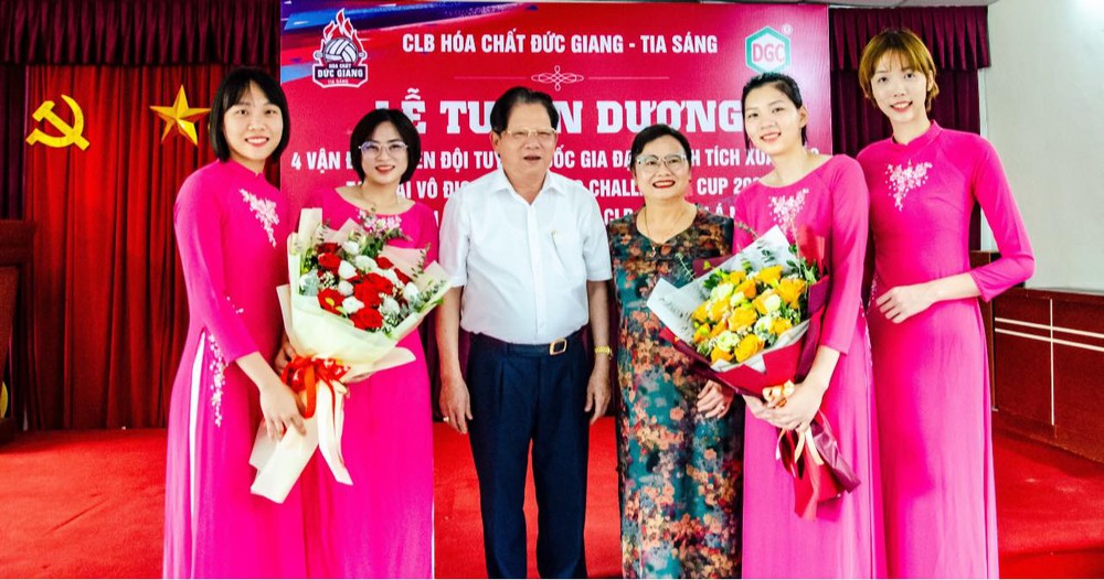 Tú Linh (ngoài cùng, từ trái qua phải) được ông bầu Đào Hữu Huyền tặng một cặn chung cư 50m2 ở khu đô thị Đặng Xá (Gia Lâm - Hà Nội)