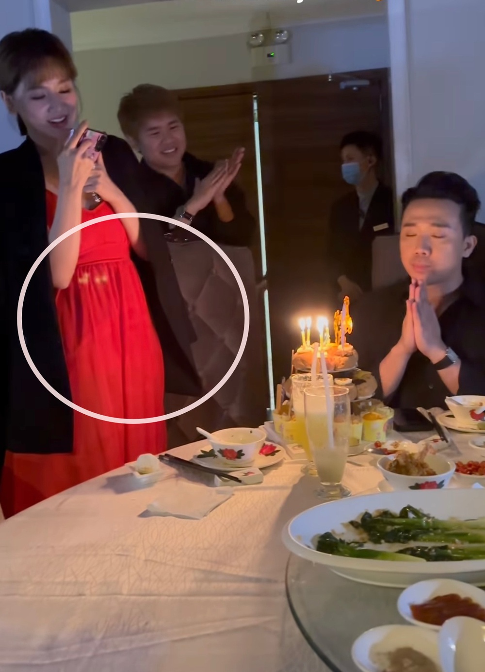 Hari Won lộ khoảnh khắc vòng 2 lùm lùm diện đồ giấu dáng trong sinh nhật  Trấn Thành