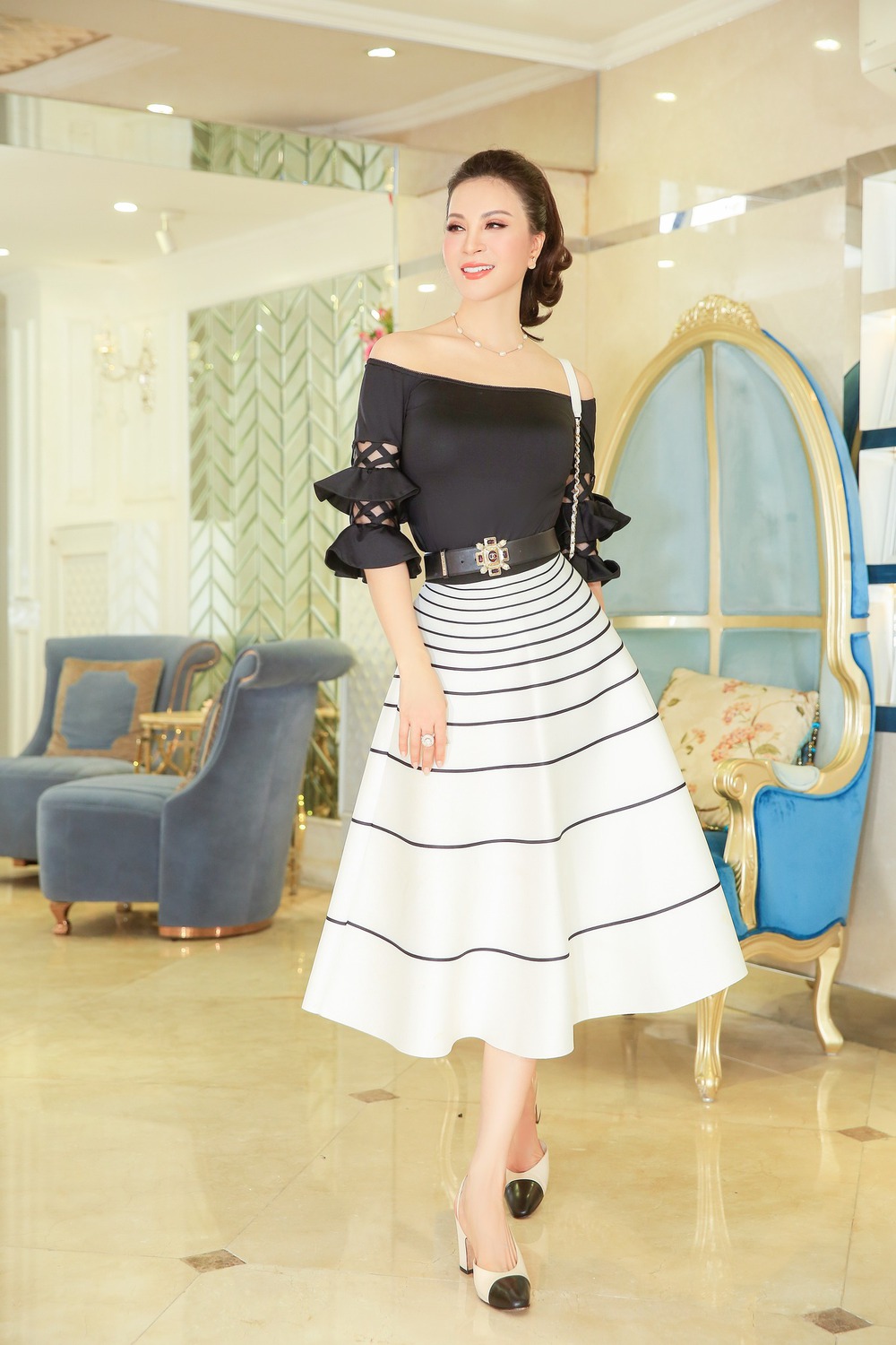Nữ hoàng ảnh lịch Thanh Mai gợi ý cách phối trang phục đen, trắng trẻ đẹp và thanh lịch - Ảnh 1.