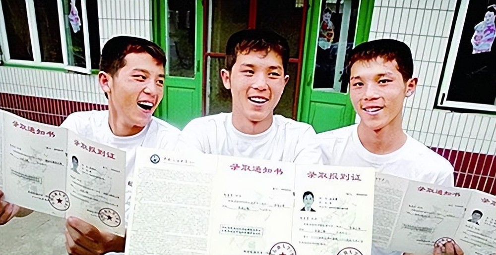Ba anh em sinh ba đặc biệt ở Trung Quốc: Cùng đậu trường top, thành công rồi lấy vợ chung một ngày - Ảnh 3.
