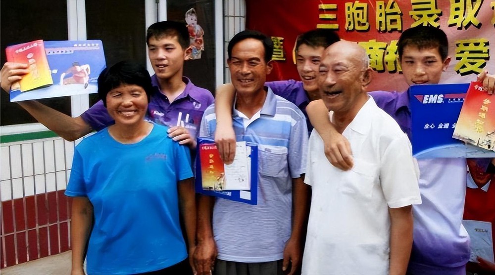 Ba anh em sinh ba đặc biệt ở Trung Quốc: Cùng đậu trường top, thành công rồi lấy vợ chung một ngày - Ảnh 1.