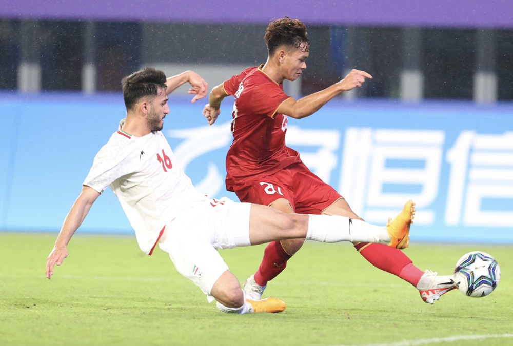 HLV Kim Sang Sik chỉnh thước ngắm U22 Việt Nam trước SEA Games 33 - Ảnh 3. HLV Kim Sang Sik chỉnh thước ngắm U22 Việt Nam trước SEA Games 33 - Ảnh 3.