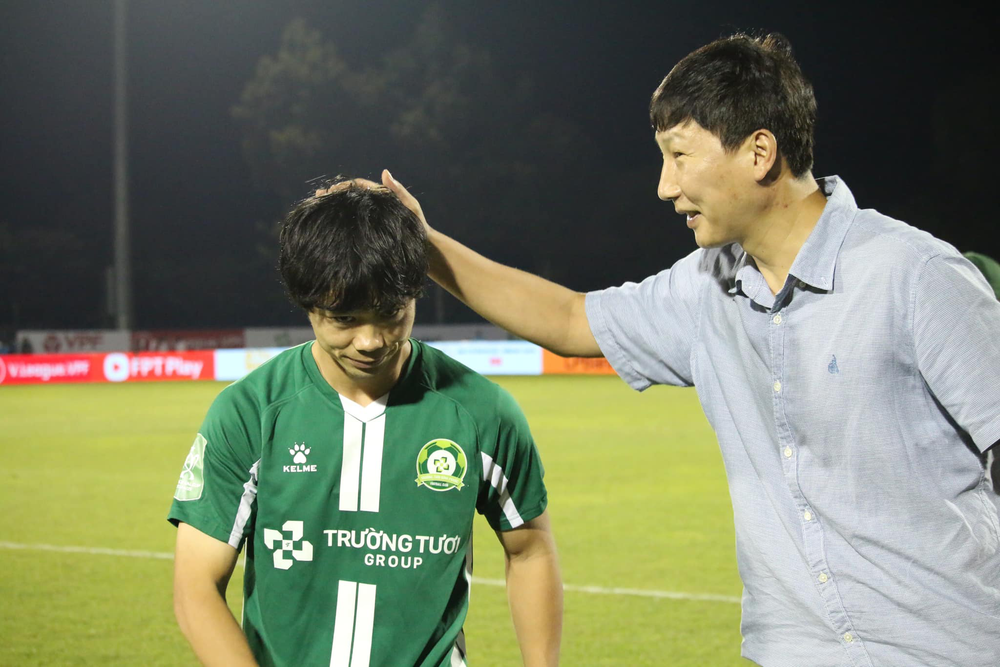 Công Phượng khiến ngày hạ màn V-League lẫn giải hạng Nhất nóng ran - Ảnh 2. Công Phượng khiến ngày hạ màn V-League lẫn giải hạng Nhất nóng ran - Ảnh 2.