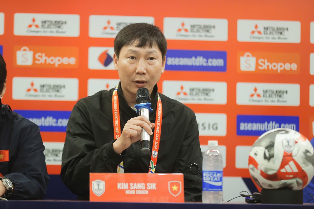 HLV Kim Sang Sik đã có 1,5 năm làm việc với bóng đá Việt Nam. Ảnh: Hoàng Linh
