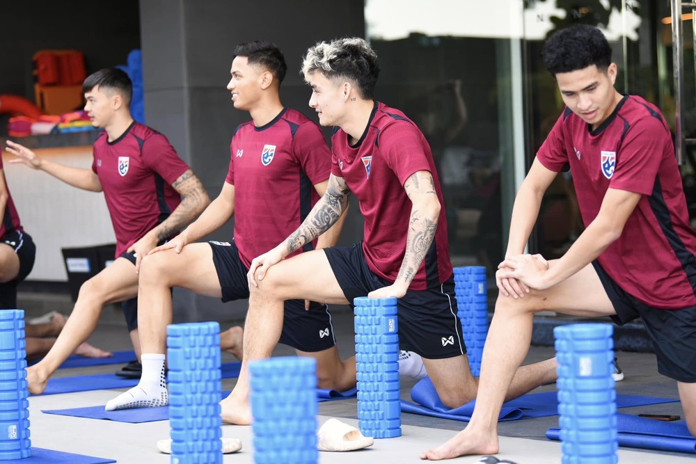 Hai trụ cột đội tuyển Thái Lan phải nhập viện trước trận chung kết AFF Cup gặp Việt Nam - Ảnh 2.