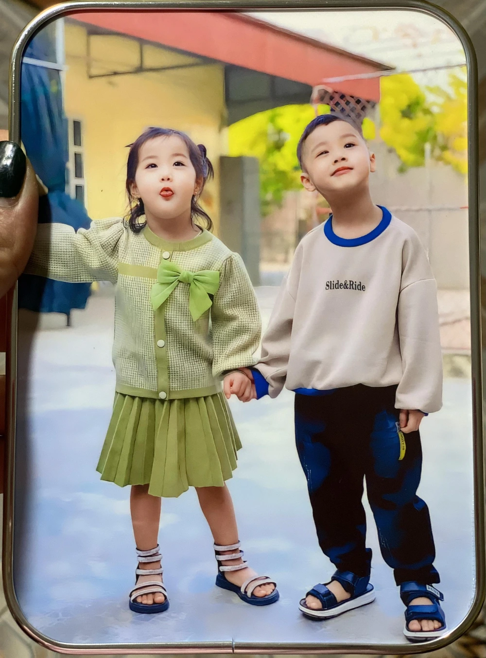 2 con, một trai một gái của cặp vợ chồng bóng chuyền Bích Nga và Duy Khánh năm nay đã được 6 tuổi