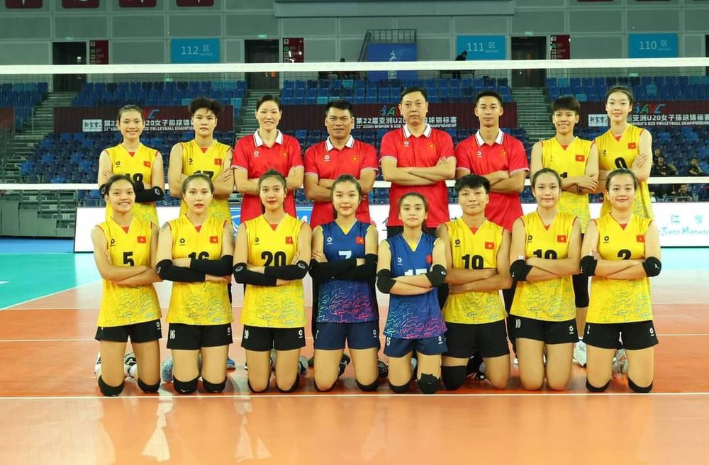 Đặng Thị Hồng (số 10) trong màu áo đội bóng chuyền nữ U21 Việt Nam