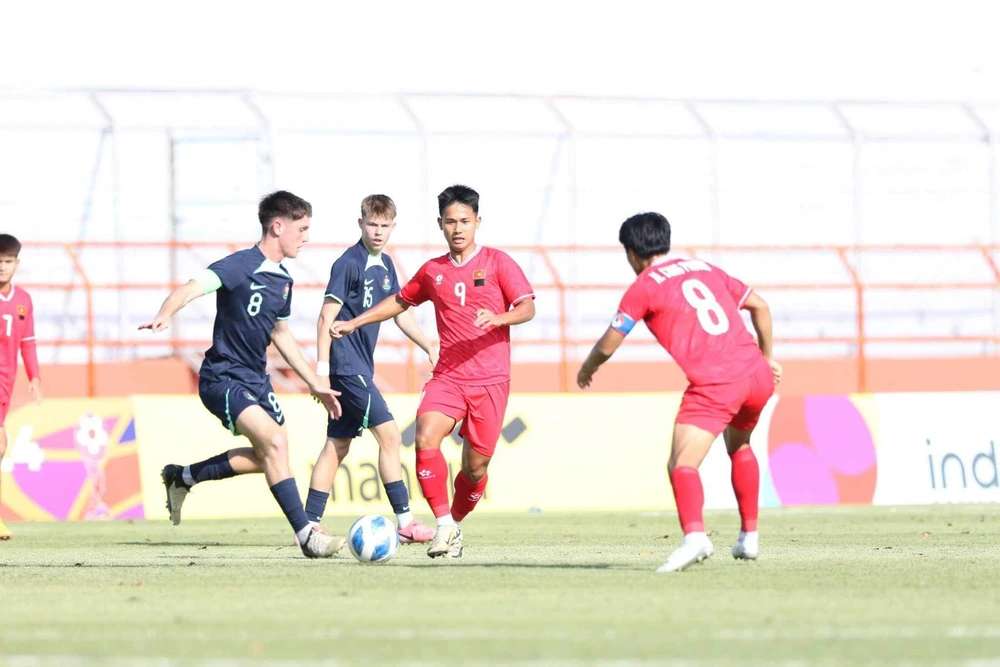 U19 Việt Nam (áo đỏ) thua U19 Úc 2-6, coi như hết hi vọng vào bán kết giải U19 Đông Nam Á 2024. Ảnh: VFF Lịch thi đấu U19 Đông Nam Á hôm nay ngày 1/6: U19 Việt Nam vs U19 Timor Leste - Ảnh 1.