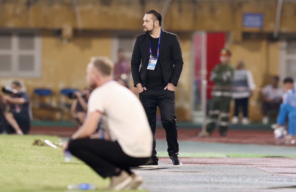 HLV ngoại ở V-League 2025/26: Người vui kẻ buồn sau vòng 3 - Ảnh 4.