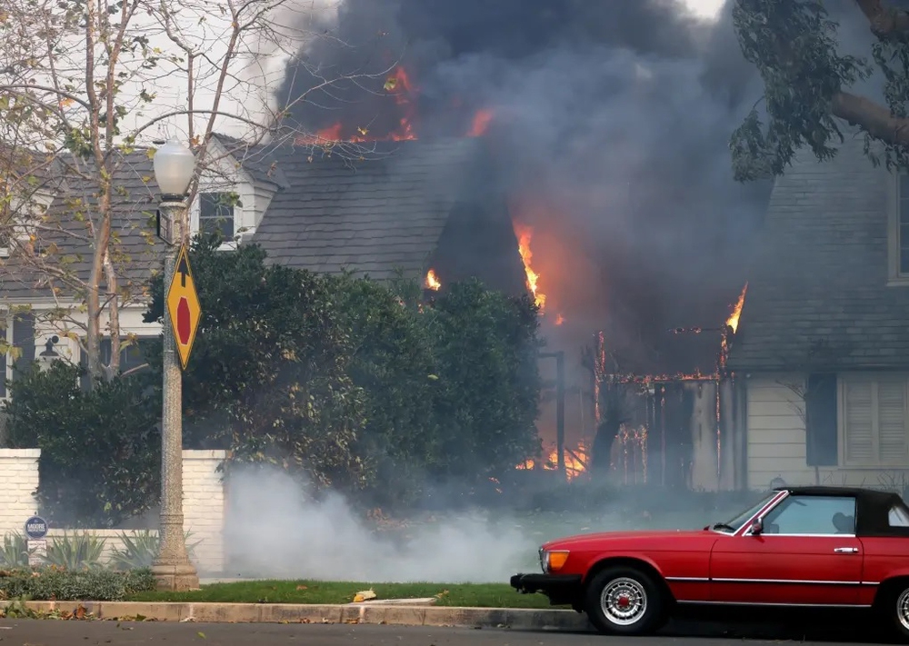 Thảm họa cháy rừng California: Nhiều sao Hollywood mất nhà, chỉ còn tro tàn và nỗi đau - Ảnh 21.