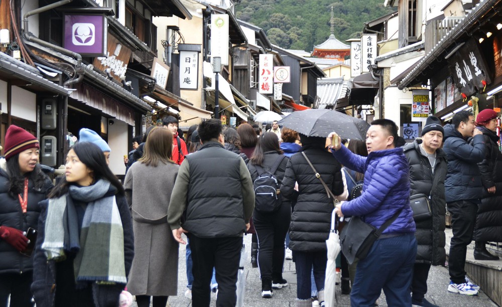 Nhật Bản: Cố đô Kyoto xem xét tăng thuế lưu trú với du khách - Ảnh 2.