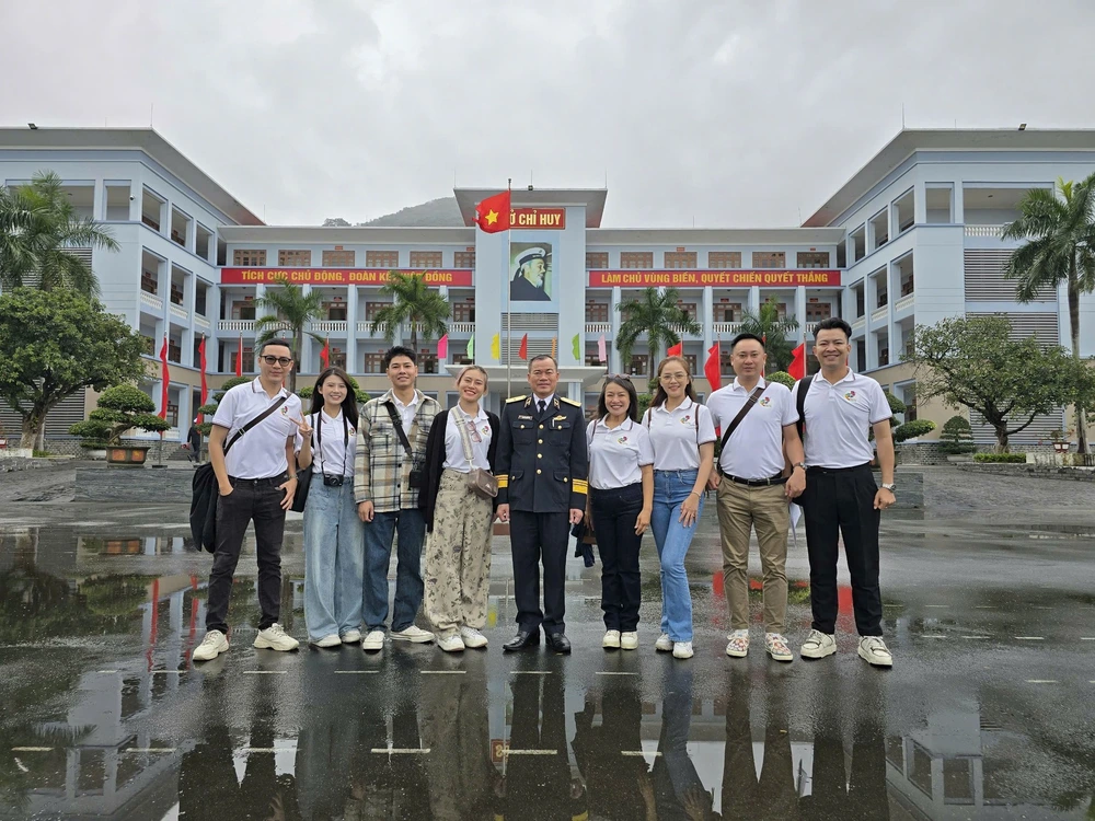 Tú Oanh, Thu Quỳnh 'check - in' cùng trang phục Hải quân trong hành trình ra đảo Lý Sơn - Ảnh 4.