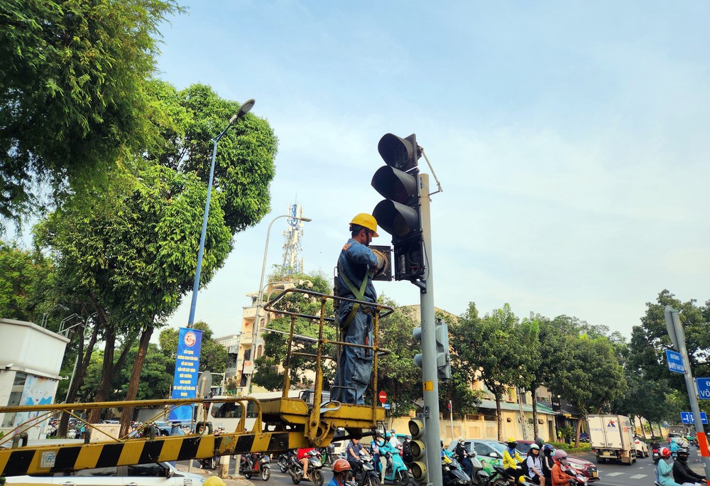 Tp. Hồ Chí Minh lắp thêm đèn tín hiệu rẽ phải để giảm ùn tắc tại các nút giao - Ảnh 2.