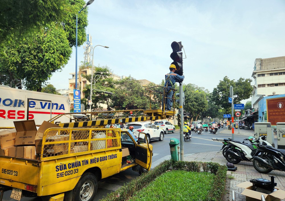 Tp. Hồ Chí Minh lắp thêm đèn tín hiệu rẽ phải để giảm ùn tắc tại các nút giao - Ảnh 1.