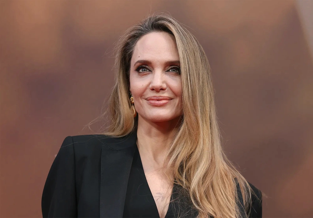 Ngắm Angelina Jolie đi mua sắm cùng cặp song sinh, Knox cao vượt mẹ và em gái - Ảnh 5.