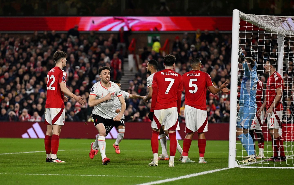 Khoảnh khắc Liverpool: Hai cầu thủ dự bị vào sân, chạm bóng nhịp đầu tạo nên bàn thắng giải cứu đội bóng - Ảnh 2.