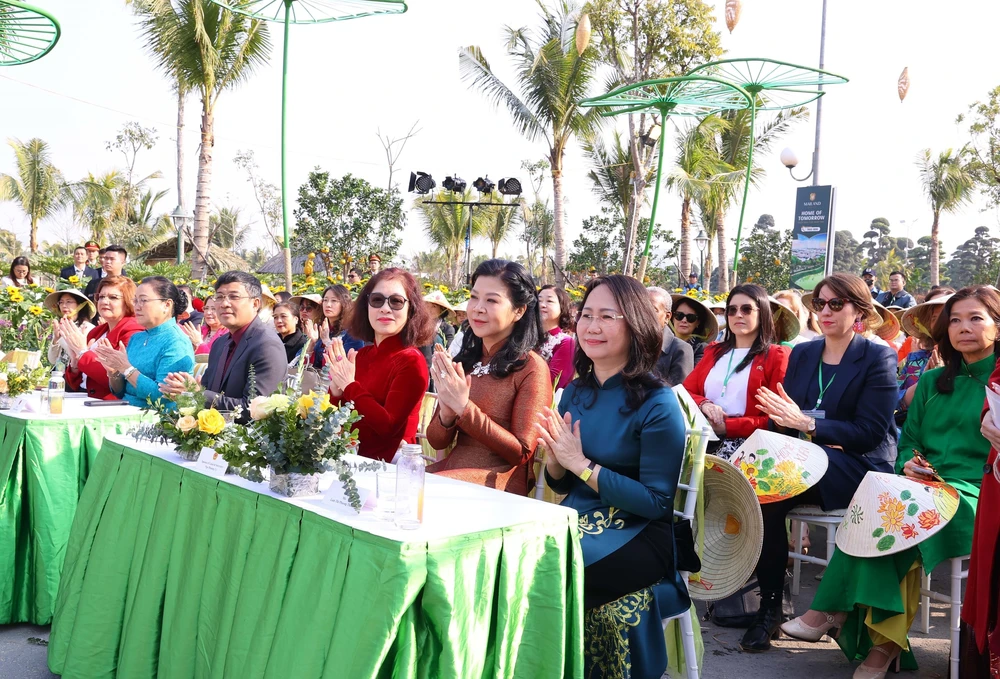 Phu nhân Tổng Bí thư Tô Lâm dự Chương trình ngoại giao văn hóa &quot;Bản hòa ca Tết Việt&quot; - Ảnh 2.