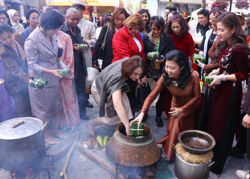 Phu nhân Tổng Bí thư Tô Lâm dự Chương trình ngoại giao văn hóa &quot;Bản hòa ca Tết Việt&quot; - Ảnh 6.