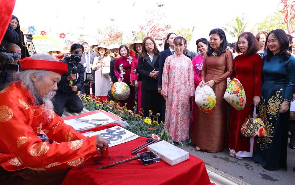 Phu nhân Tổng Bí thư Tô Lâm dự Chương trình ngoại giao văn hóa &quot;Bản hòa ca Tết Việt&quot; - Ảnh 4.