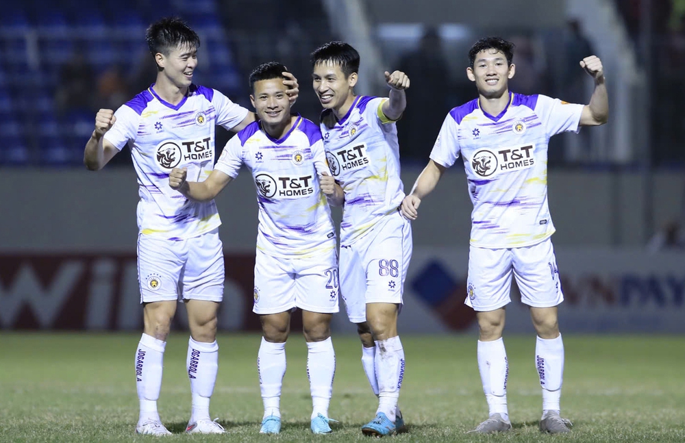 Vòng 10 V-League 2024/25 : ĐKVĐ Nam Định “rơi tự do”, Hà Nội FC trở lại đường đua - Ảnh 1.