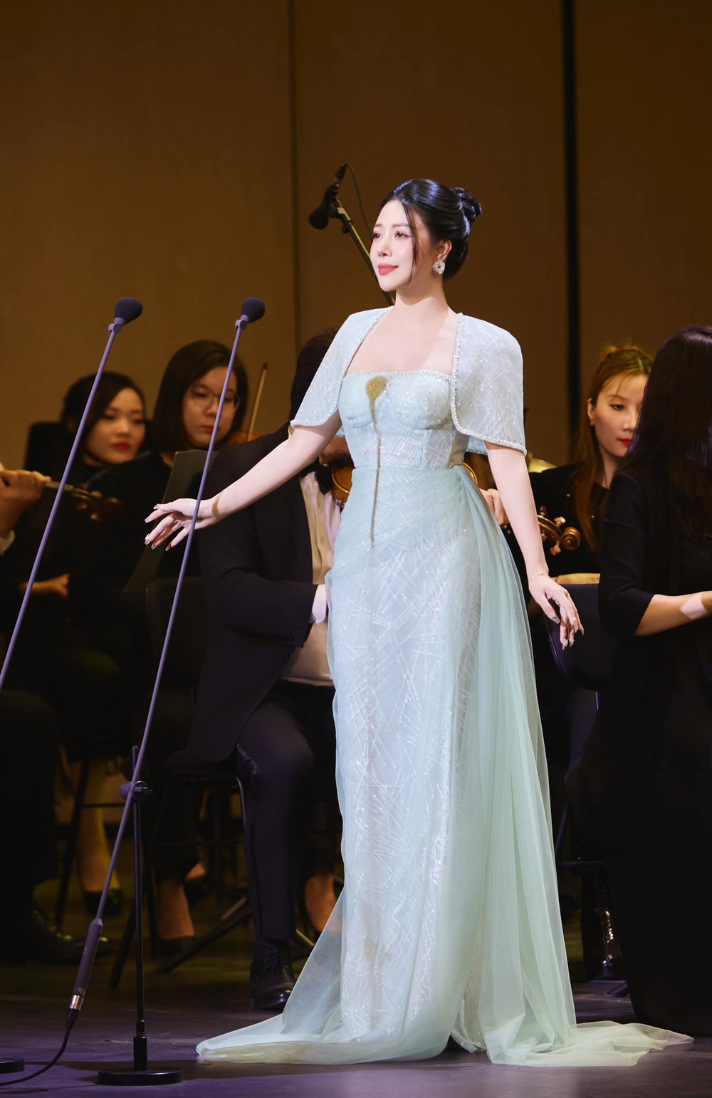 Hà Nội Concert – Hòa nhạc năm mới 2025: Dấu ấn của soprano Bảo Yến với aria &quot;Quel guardo il cavaliere&quot; - Ảnh 5.